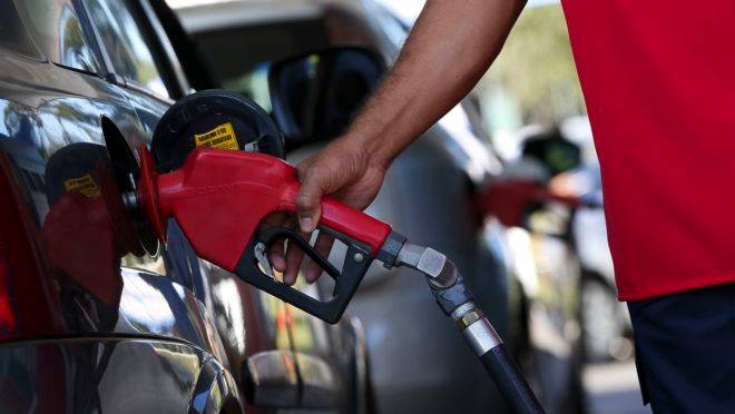 Petrobras vem anunciando reduções nos preços dos combustíveis nas refinarias, repassando o corte nos mercados internacionais para o consumidor.