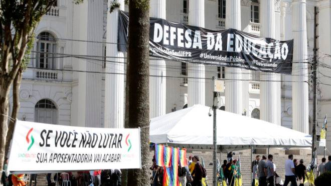 Manifestação na UFPR: gasto com servidores de universidades cresceram mais de 70% em dez anos.