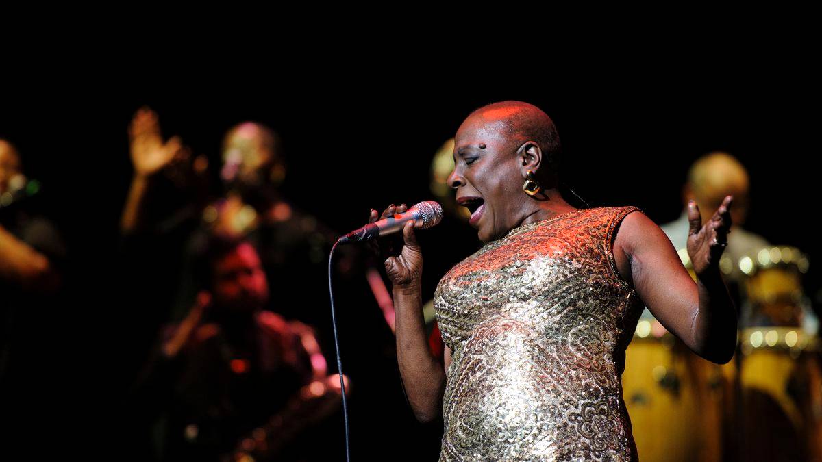 Sharon Jones em ação após se tratar do câncer: cantora dizia que quando se apresentava no palco, a dor desaparecia. | Divulgação/
