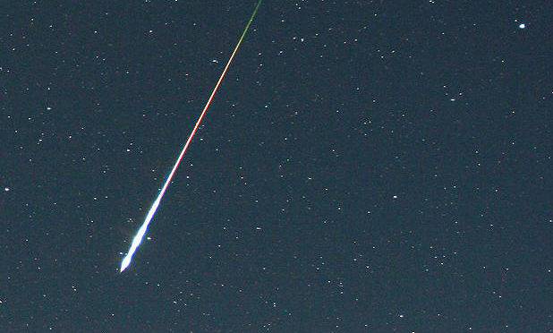 Meteoros na grande maioria dos casos queimam na alta atmosfera e não chegam a atingir a superfície. Quando eles queimam no céu deixam um rastro colorido e são chamados de estrelas cadentes" | DIvulgação