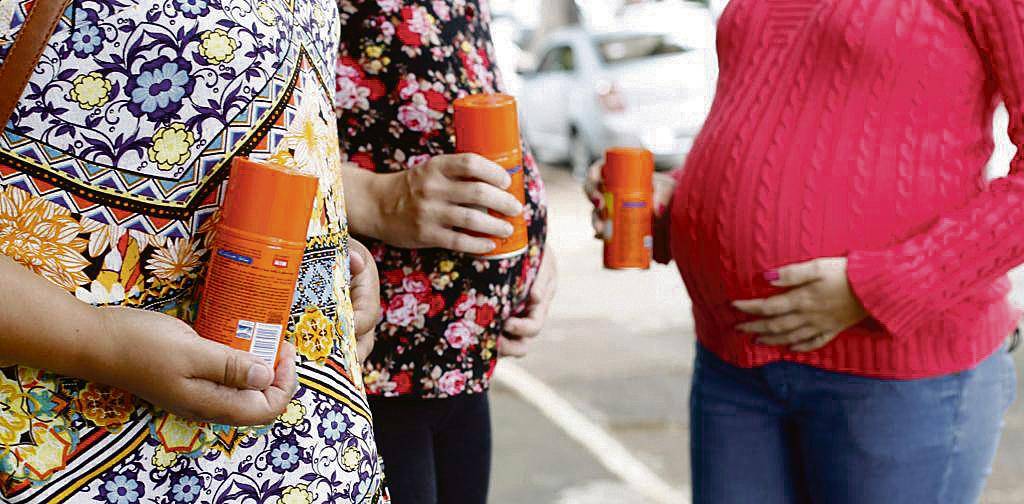 Uso de repelentes continua como a grande arma do ciclo primavera-verão, quando o mosquito se reproduz mais rápido | Daniel Castellano/Gazeta do Povo