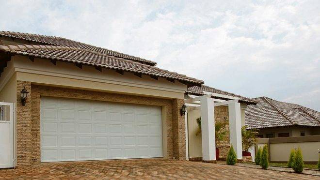 Investir em portas de garagem contribui para a fachada do imóvel – principalmente em sobrados e casas de rua ou em condomínios fechados. | Bigstock