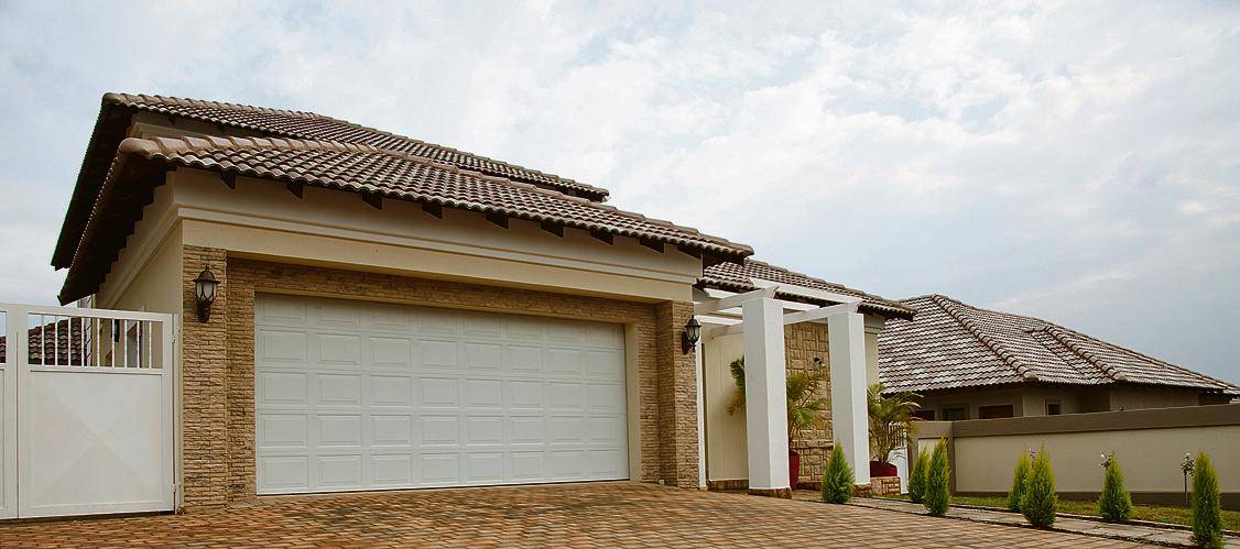 Investir em portas de garagem contribui para a fachada do imóvel – principalmente em sobrados e casas de rua ou em condomínios fechados. | Bigstock