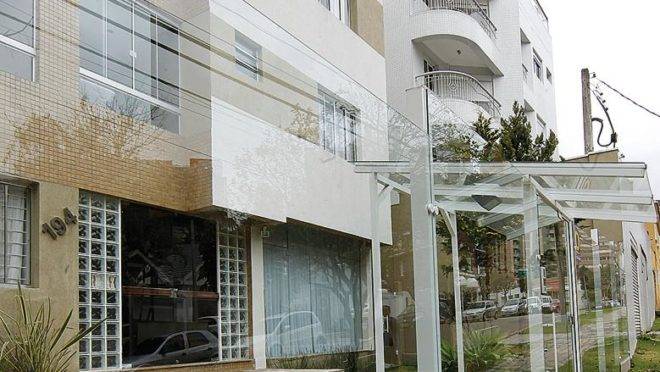 Cercamento de vidro pode ser instalado em projetos novos e antigos porque “não briga” com o estilo arquitetônico da construção. | Aniele Nascimento/Gazeta do Povo