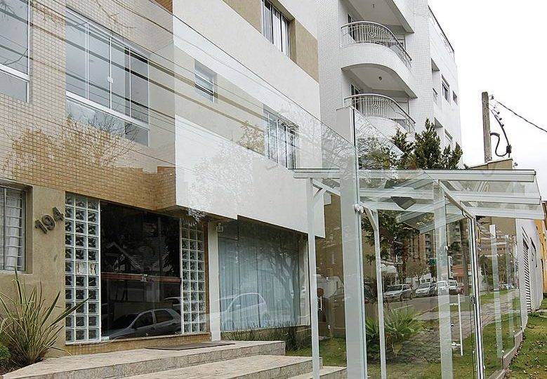 Cercamento de vidro pode ser instalado em projetos novos e antigos porque “não briga” com o estilo arquitetônico da construção. | Aniele Nascimento/Gazeta do Povo