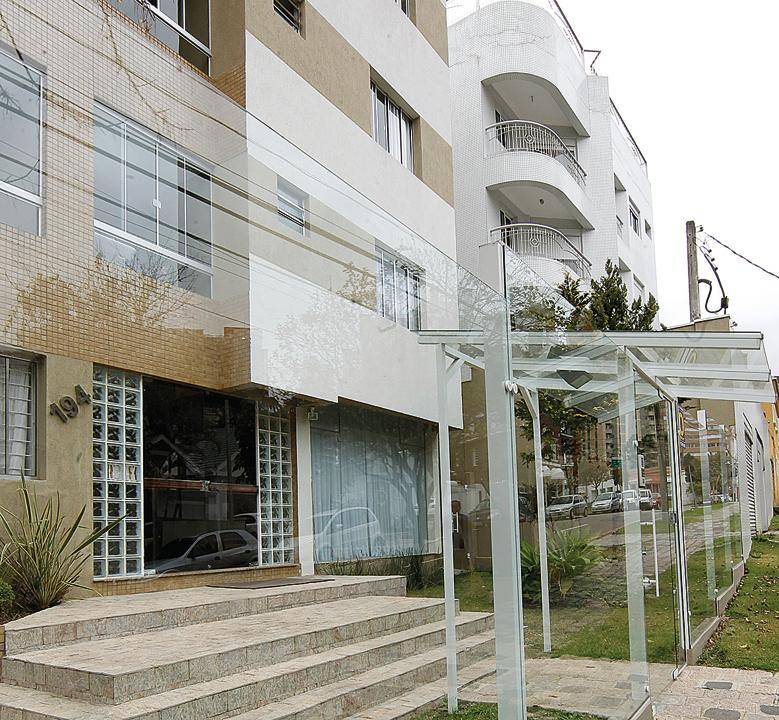 Cercamento de vidro pode ser instalado em projetos novos e antigos porque “não briga” com o estilo arquitetônico da construção. | Aniele Nascimento/Gazeta do Povo