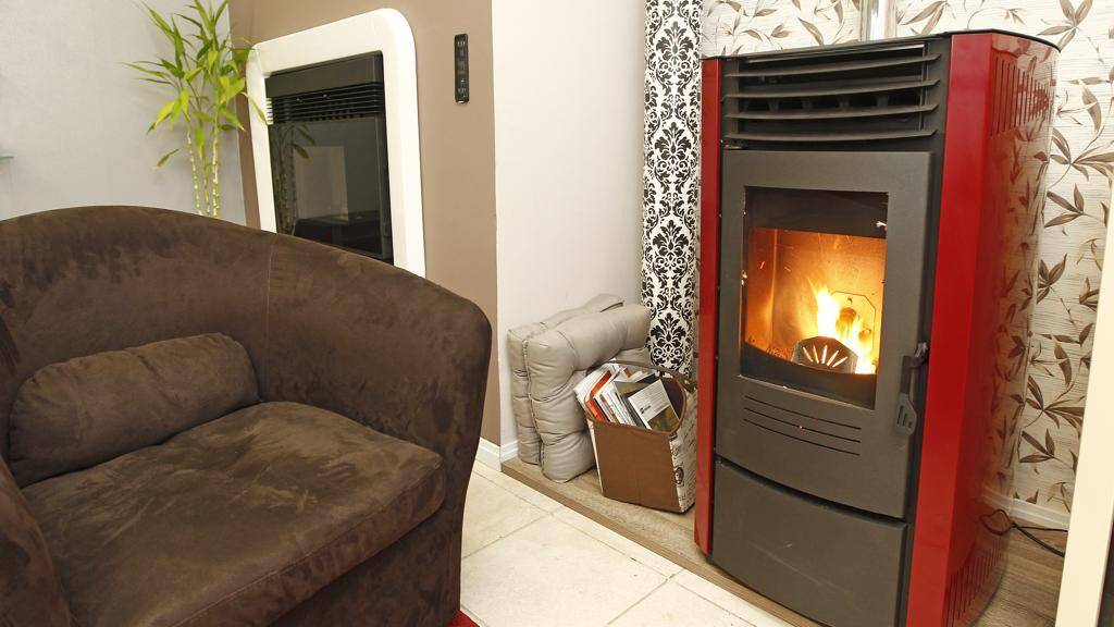 Calefator que utiliza pallets de madeira como combustível é alternativa para aquecer a casa sem fazer reformas. | Antônio More/Gazeta do Povo