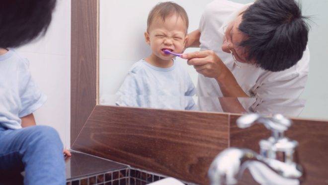 Remédios para crianças, especialmente os de via oral, contêm açúcar e sem a devida higienização, pode levar ao surgimento de doenças, como cáries