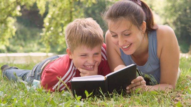 Pais com um nível mais alto de conhecimento ligado à leitura têm mais propensão a mostrar aos seus filhos padrões interessantes da linguagem oral e escrita.