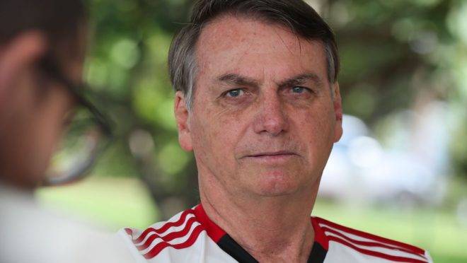 O presidente da República Jair Bolsonaro conversa com a imprensa no Palácio da Alvorada