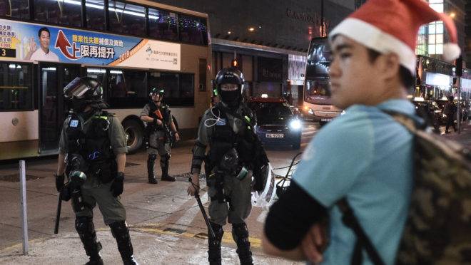 As comemorações de Natal de Hong Kong foram marcadas por confrontos esporádicos entre policiais e ativistas pró-democracia.