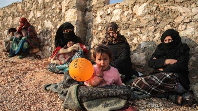 Sírios deslocados da província de Idlib por causa de ataques aéreos, 23 de dezembro de 2019