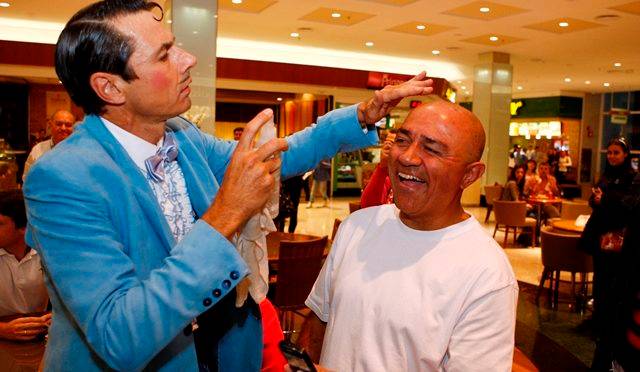 Grupo interagiu com quem estava no shopping na hora da mobilização relâmpago |