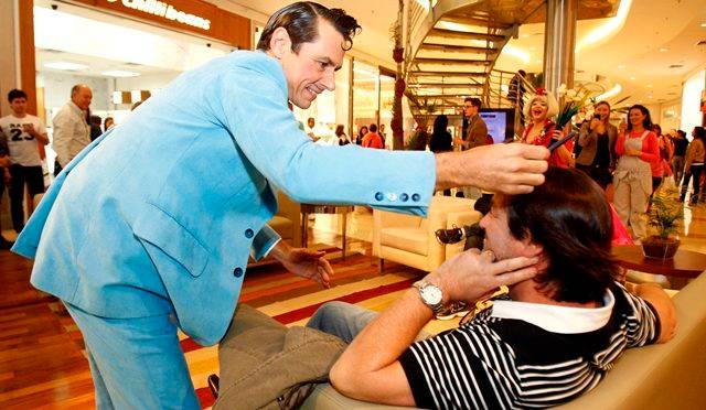 Nem quem estava sentadinho no sofá escapou das brincadeiras |