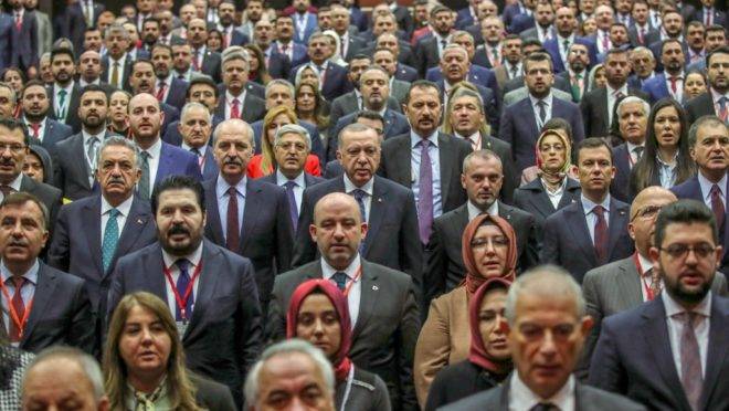 O presidente da Turquia, Recep Tayyip Erdogan, com membros do seu Partido Justiça e Desenvolvimento (AKP), antes de discurso em Ancara, 26 de dezembro de 2019