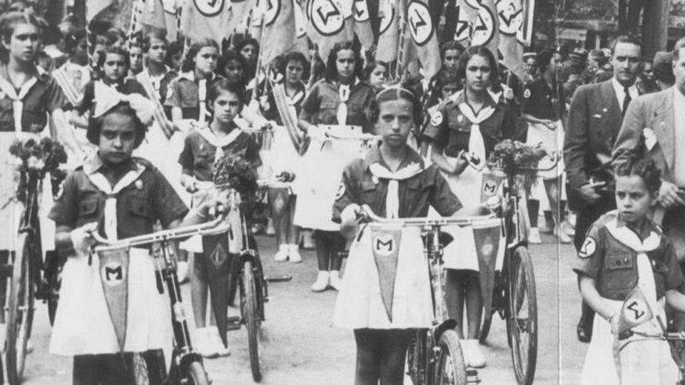 Meninas se preparam para uma manifestação |