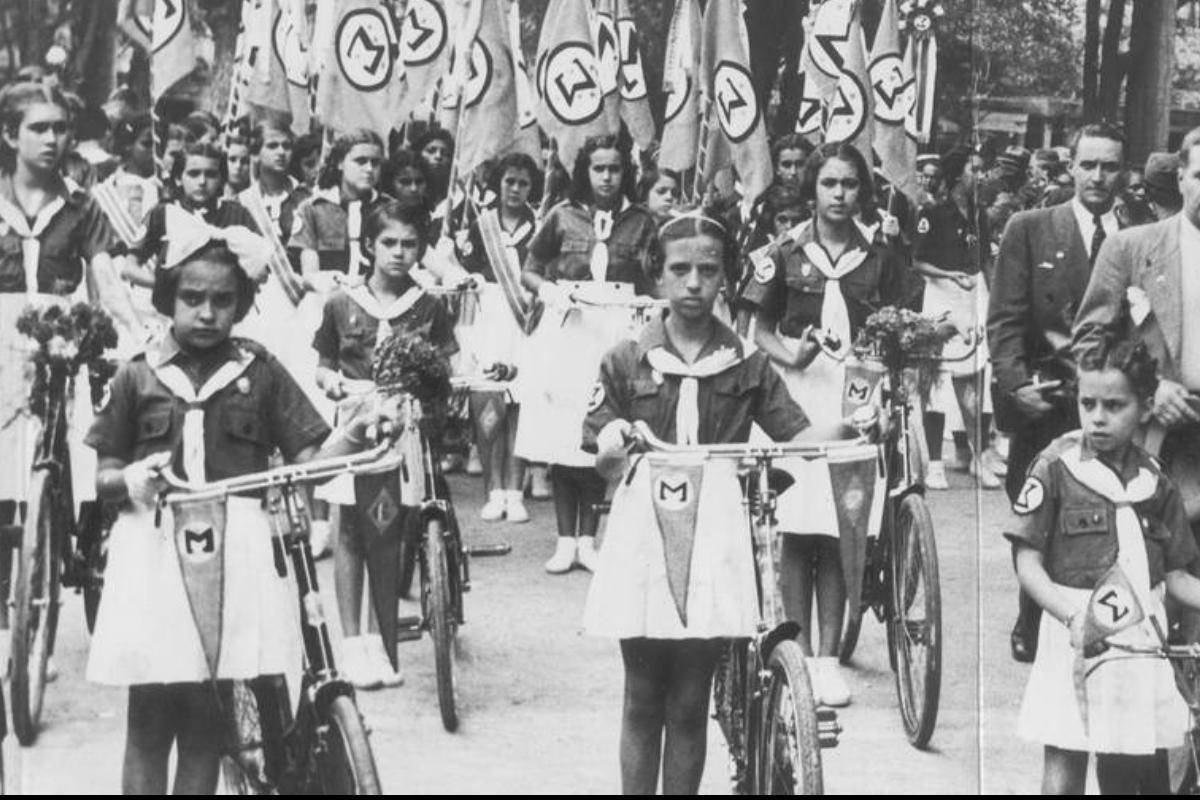 Meninas se preparam para uma manifestação |