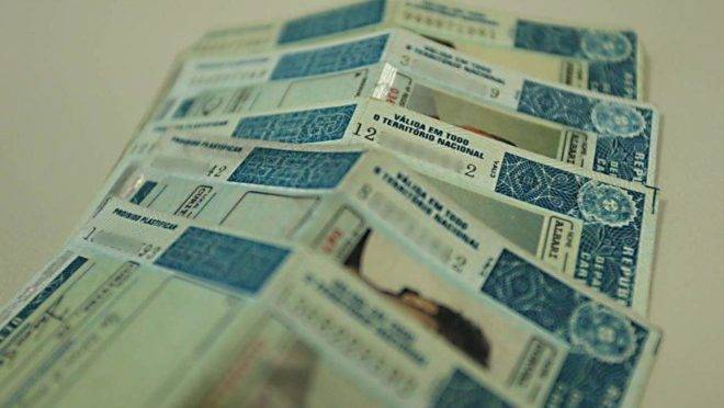 Briga judicial sobre a entrega de documentos do Detran-PR, como CNHs.