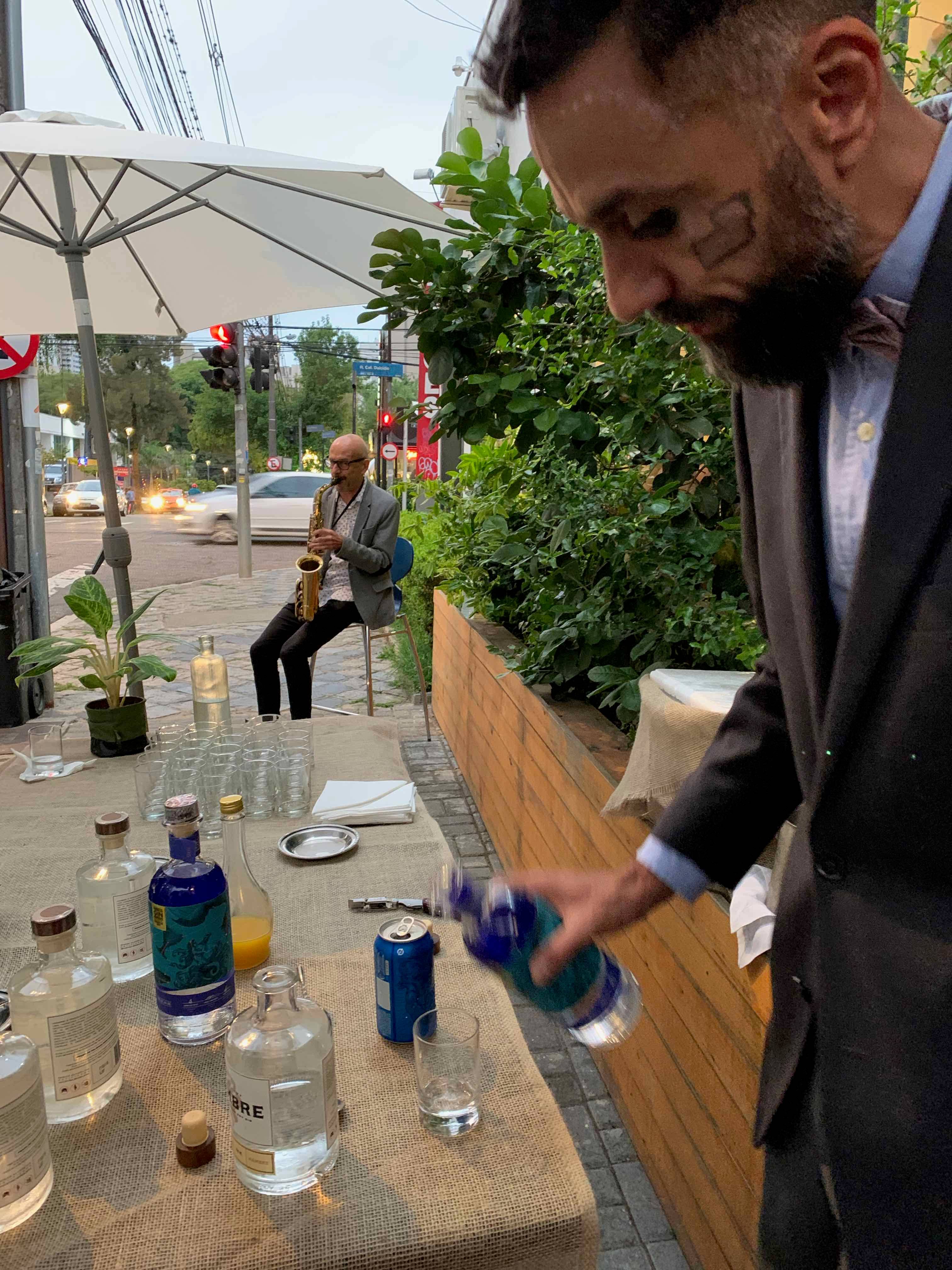 Música e drinks na calçada em frente ao restaurante Música e drinks na calçada em frente ao restaurante