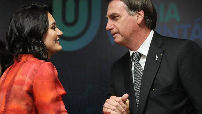 O presidente da República, Jair Bolsonaro, ao lado de sua esposa, Michelle Bolsonaro