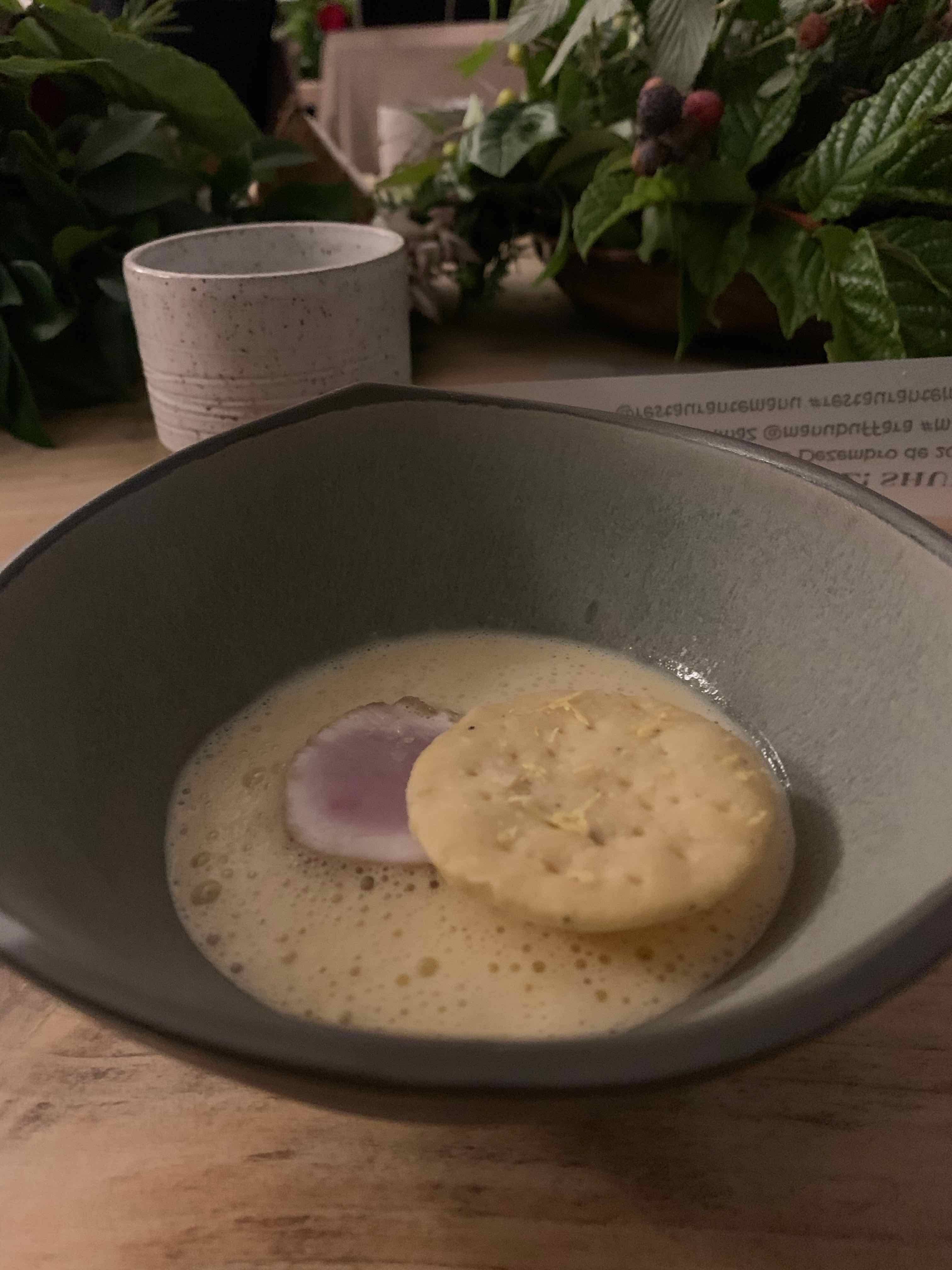 Peixe e vieira. Torta de colza no original deu uma pista de que as receitas vinham da Europa Peixe e vieira. Torta de colza no original deu uma pista de que as receitas vinham da Europa