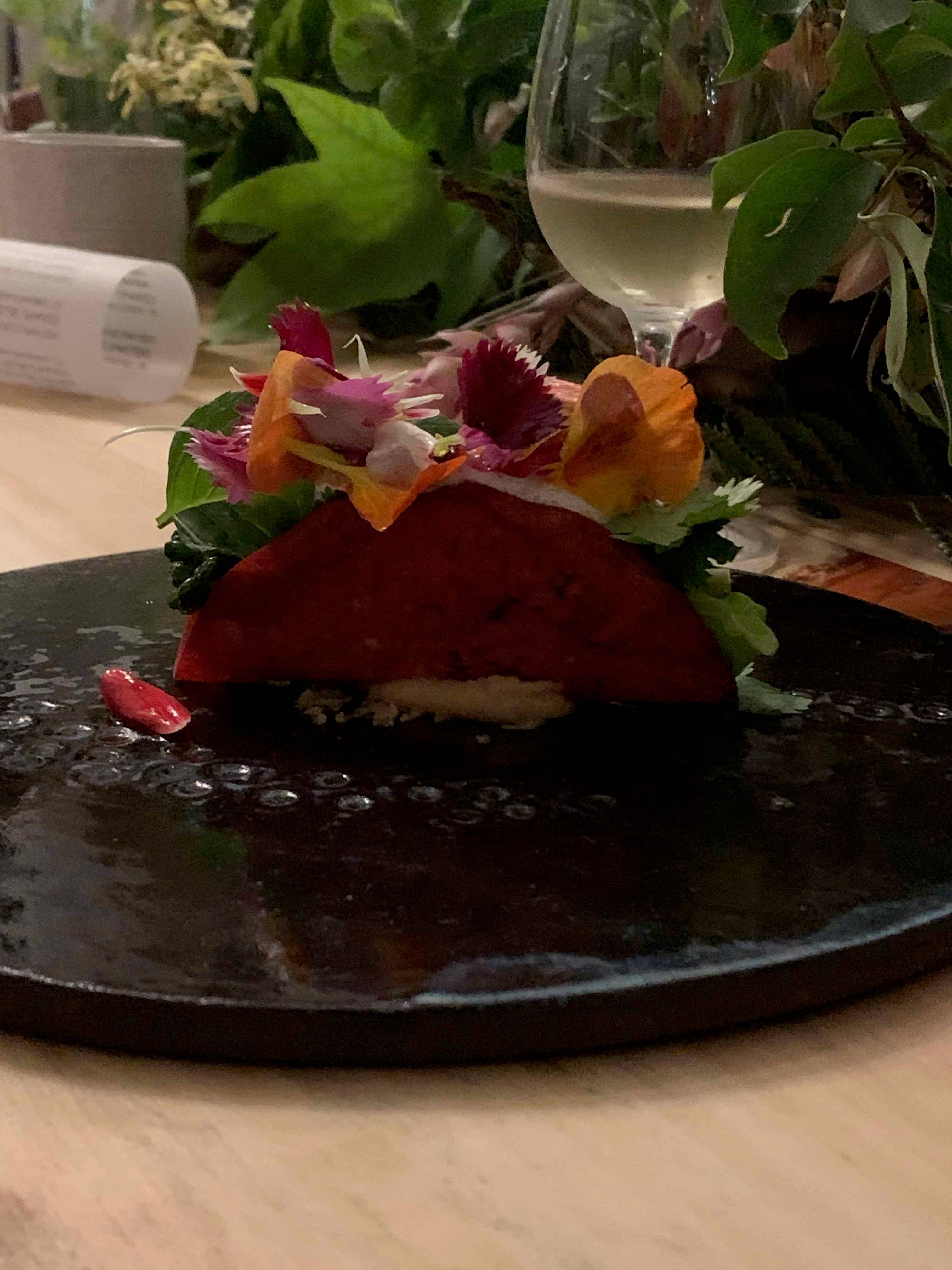 Com inspiração que poderia ser do México, mas não foi, o <strong>taco</strong>, a tortilha mexicana, apareceu e ficou uma obra de arte, tanto na composição estética quanto no sabor. Com inspiração que poderia ser do México, mas não foi, o <strong>taco</strong>, a tortilha mexicana, apareceu e ficou uma obra de arte, tanto na composição estética quanto no sabor.