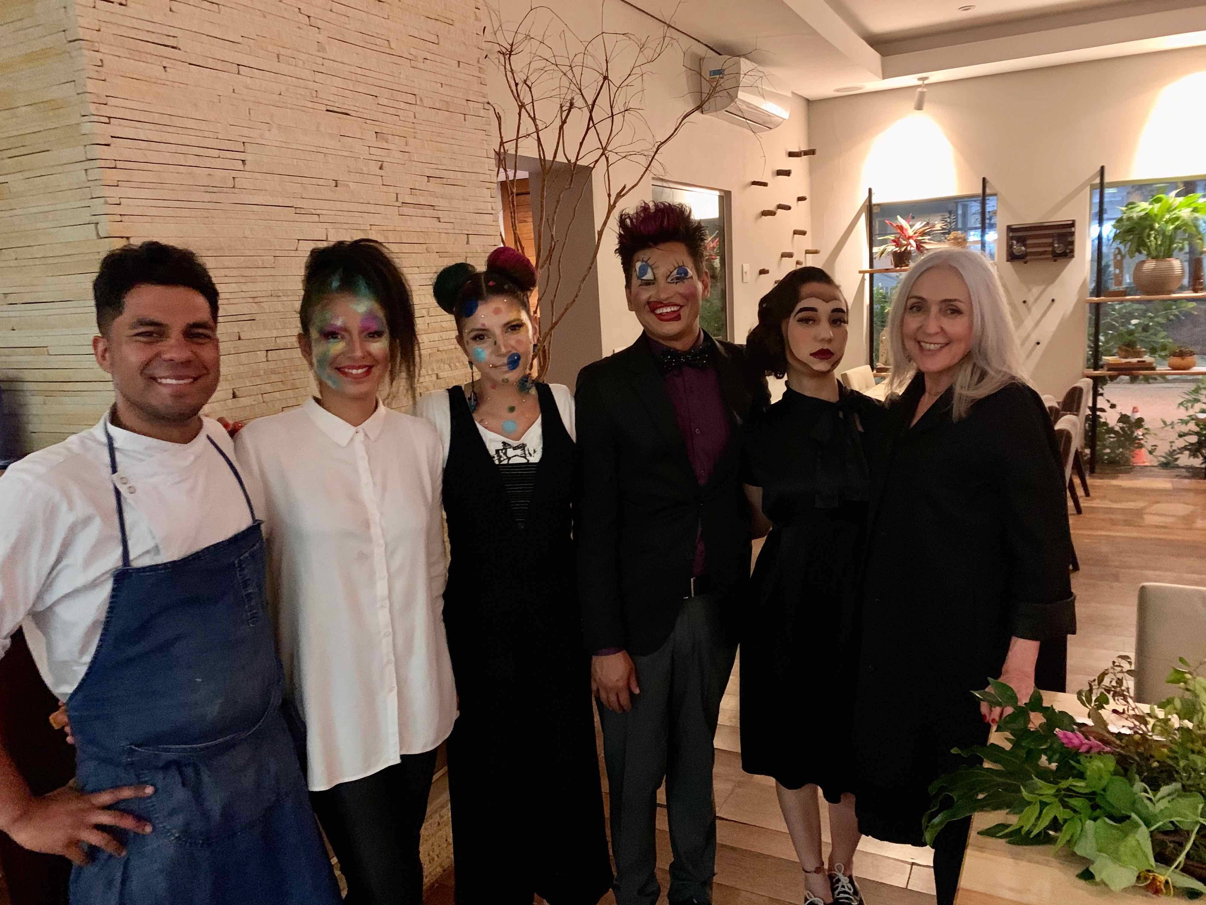 Quase a equipe do salão completa, Lucas Correia numa ponta, que em breve vai embarcar para o outro restaurante da chef em Nova York, e eu na outra. Difícil acreditar em tudo o que aconteceu na noite do Gelinaz. Quando será o próximo? Quase a equipe do salão completa, Lucas Correia numa ponta, que em breve vai embarcar para o outro restaurante da chef em Nova York, e eu na outra. Difícil acreditar em tudo o que aconteceu na noite do Gelinaz. Quando será o próximo?