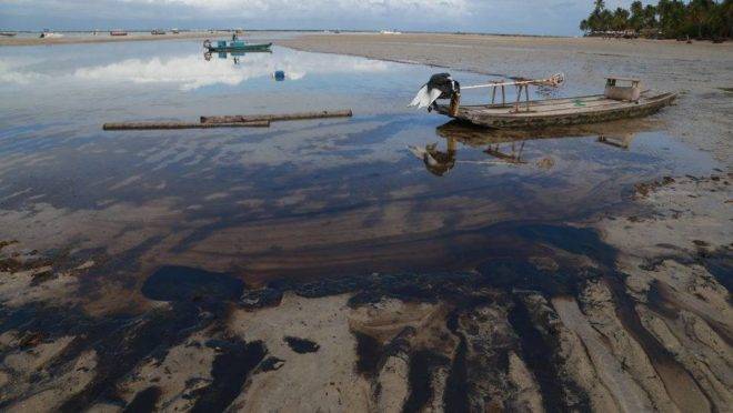 Praia do Nordeste do Brasil com óleo em suas areias