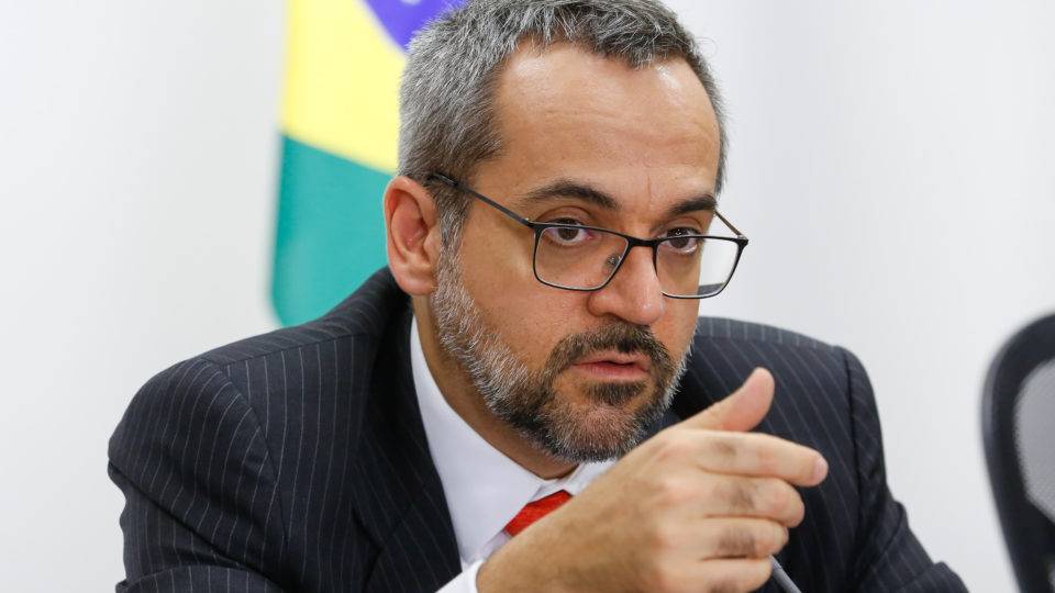 Nova regra do Fies: pagamentos atrasados de 584 mil alunos podem ser cobrados na Justiça Fies: pagamentos atrasados, MEC, Abraham Weintraub