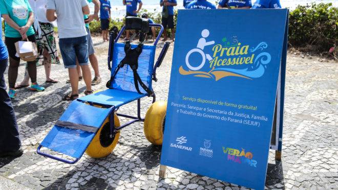 Cadeiras foram adaptadas para pessoas com dificuldade de locomoção.