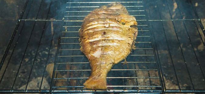 A chef Eva dos Santos ensina passo a passo como preparar um peixe grelahdo na brasa.