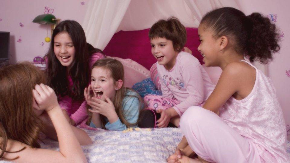 Festas do pijama são opções mais baratas para aniversários infantis