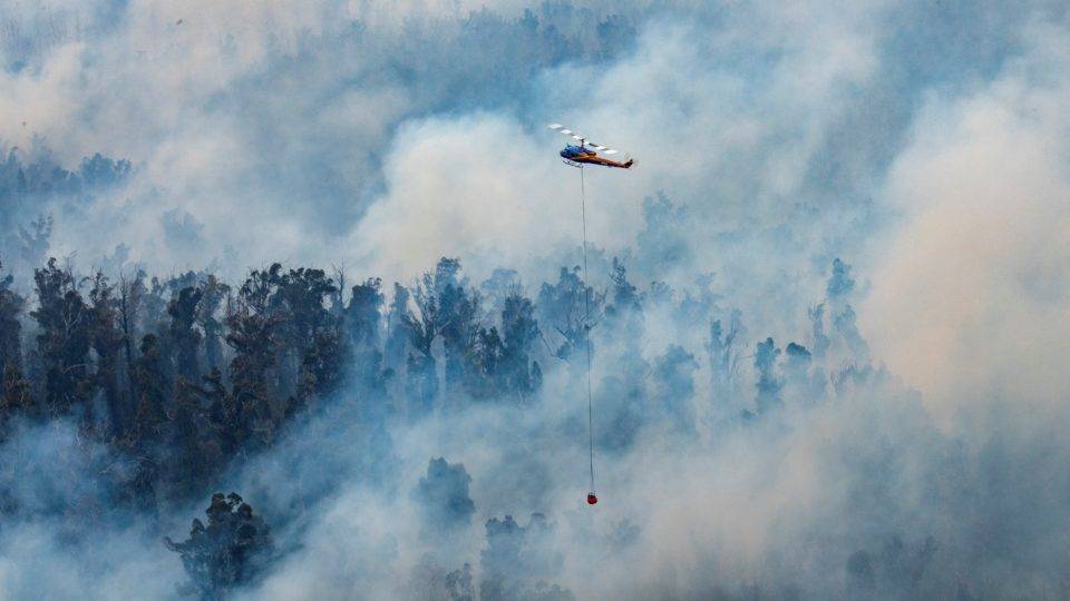Helicóptero trabalha na contenção de um incêndio no estado de Victoria, na Asutrália