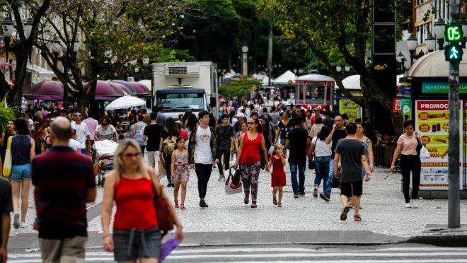 Intenção de consumo das famílias faz a confiança do empresariado crescer no Paraná