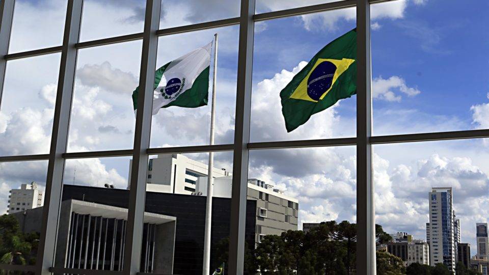 3% no estado; 13% em Curitiba: fim de veto reabre discussão de reajuste a servidores 3% no estado; 13% em Curitiba: fim de veto reabre discussão de reajuste a servidores