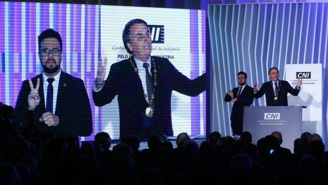 O presidente Jair Bolsonaro recebe o Grande Colar da Ordem do Mérito Industrial da CNI