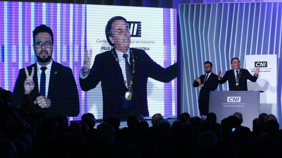 O presidente Jair Bolsonaro recebe o Grande Colar da Ordem do Mérito Industrial da CNI
