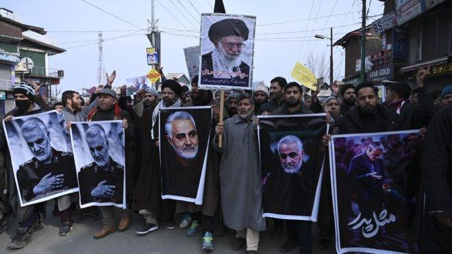 Protesto contra os EUA e contra Israel, em Magam, na Caxemira, após a morte do general Qasem Soleimani