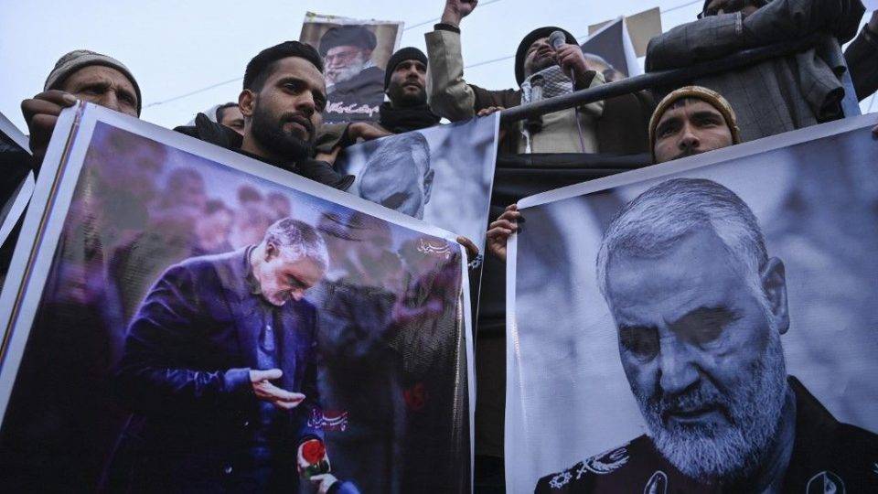 O Oriente Médio e seus atores Manifestantes protestam contra os Estados Unidos, com fotos do general morto Qasem Soleimani.
