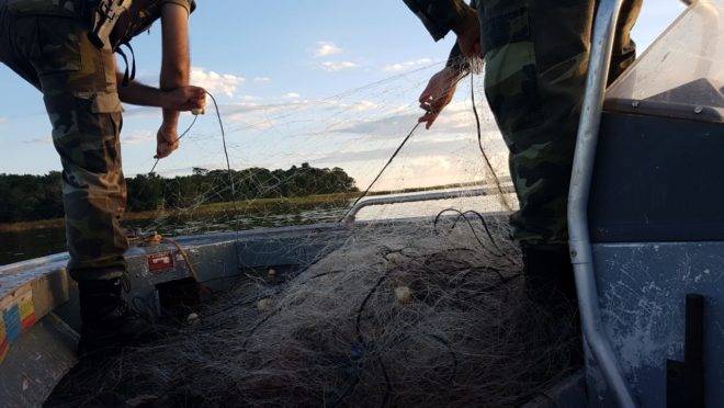 Ação da polícia ambiental contra pesca ilegal no Paraná em 2019.