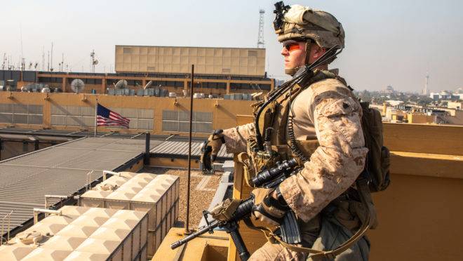 Fuzileiro naval dos EUA reforça segurança na embaixada americana em Bagdá, Iraque