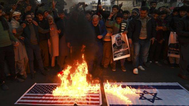 Manifestantes queimam bandeiras dos EUA e Israel