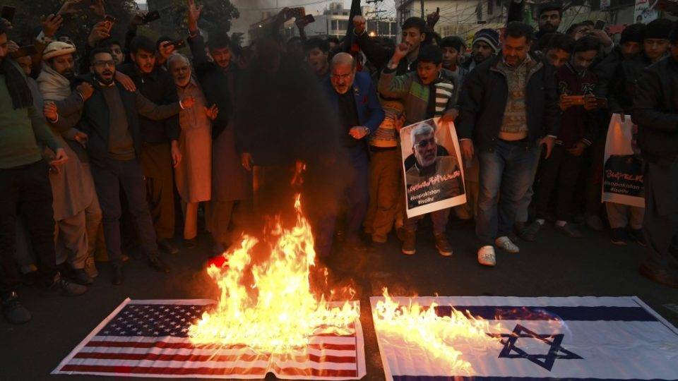 Calma, o mundo não vai acabar Manifestantes queimam bandeiras dos EUA e Israel