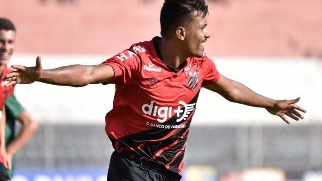 Vinicius Mingotti comemora o primeiro gol do Athletico na estreia da Copinha 2020