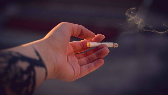 Por ter uma substância psicoestimulante, o cigarro colabora no processo de "acordar" da pessoa e não favorece o sono.