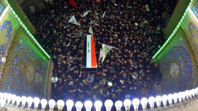 Multidão acompanha o funeral do general iraniano morto após ataque dos EUA.