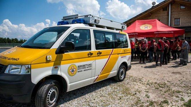 Equipes do socorro alpino foram mobilizadas para atender o incidente, que deixou atingiu 17 pessoas, entre mortos e feridos. Foto: Reprodução/Socorro Alpino Alto Adige