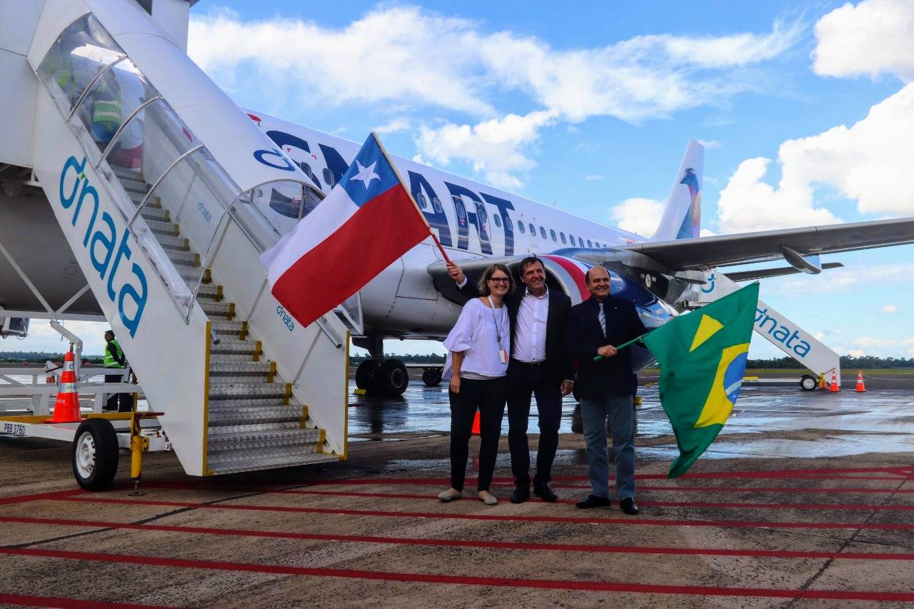A gerente de Desenvolvimento de Mercados e Aeroportos da JetSmart, Friederike Krebbers, é recebida pelo prefeito de Foz, Chico Brasileiro (PSD) e pelo diretor de coordenação da Itaipu Binacional, general Luiz Felipe Carbonell