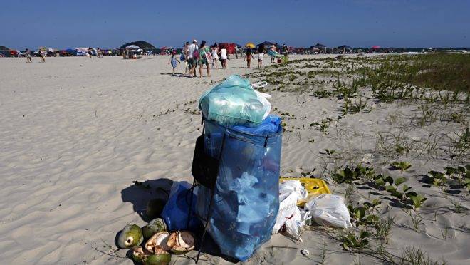 Volume de lixo nas praias neste verão supera o do ano passado.
