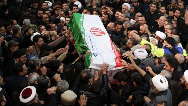 Multidão em Teerã carrega o caixão do general iraniano Qasem Suleimani, morto em ataque aéreo na semana passada em Bagdá